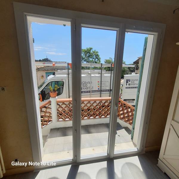 Installation de portes-fenêtres en PVC par un spécialiste de la menuiserie sur Marseille 13010 pour de la rénovation